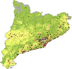 Mapa de usos de suelo de Cataluña con la localización y número de casos de enfermedad de Kawasaki. Los colores de los rombos representan lo siguiente: blanco: más de 50 casos; azul: 11-25 casos; verde claro: 2-10 casos; negro: un caso. En cuanto a los usos de suelos el verde denota bosques, claros y vegetación húmeda, el gris arenales, nieve y suelos improductivos, el amarillo cultivos y el rojo núcleos urbanos e industriales (los datos de usos de suelo se obtuvieron de la Generalitat de Catalunya, Departamento de Medio Ambiente y Vivienda).