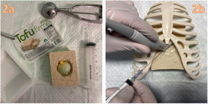 Construcción del modelo de pericardiocentesis guiada por ultrasonido de tofu. a)Materiales de construcción. b)Tórax de esqueleto tamaño pediátrico (20cm de longitud) de la colección «El cuerpo humano», sonda lineal ecográfica y aguja de pericardiocentesis.