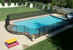 Las piscinas de propiedades particulares deben tener un vallado protector, ya que ésta es una de las medidas más efectivas para prevenir los ahogamientos pediátricos.