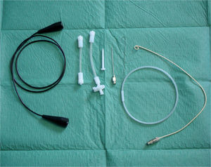 Set de pericardiocentesis pediátrica (Cook™) con cable para control electrocardiográfico, conectores, guía metálica en J y catéter pig-tail de 5F.