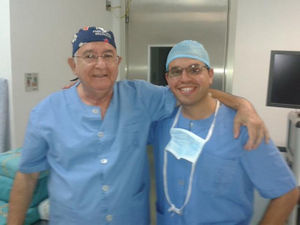 Con el Dr. M. Núñez-Samper en el área quirúrgica del Sanatorio Virgen del Mar.
