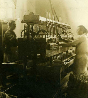 Hilanderas antequeranas trabajando en «la máquina». Fuente: Archivo Histórico Municipal de Antequera, sin fecha.