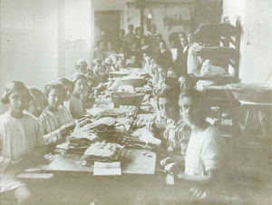 Niñas en la Fábrica de Mantecados. Fuente: Archivo Histórico Municipal de Antequera, 1930.
