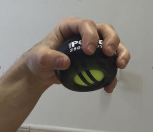 Powerball®. Trabajamos no solo el fortalecimiento sino también la eficiencia neuromuscular ya que las fuerzas multidireccionales que genera el giroscopio provocan contracciones musculares reactivas a ello.