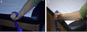 A) Potenciación selectiva del extensor carpi ulnaris (ECU) mediante una extensión con ligera desviación cubital de la muñeca contra la resistencia de la banda elástica. B) Potenciación selectiva del pronador cuadrado; partiendo de una posición neutra realizaremos una pronación antebraquial contra la resistencia de la banda elástica.
