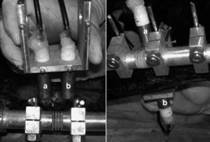 Ultrasound velocity measurement, showing the ultrasound transducers (a and b) parallel to each other for the axial modality (left) and in opposition to each other for the transverse modality (right).