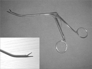 Angled forceps with Ligclip, used in procedures; detailed image of its tip.