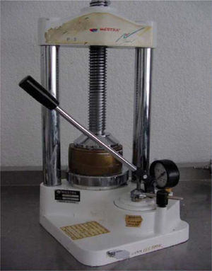 Se observa la prensa que se utilizó, en donde la mezcla de acrílico se prensó a10 lb/in2.