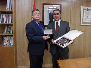 Entrega de la Medalla Aniversario y Diploma de honor al Dr. José Martínez Olmos, Secretario General de Sanidad, Madrid.