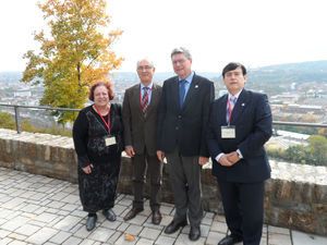 De izquierda a derecha, Drs. Mª Teresa González, Jorge Cannata, Raymond Vanholder (President ERA-EDTA) y Julen Ocharan-Corcuera.