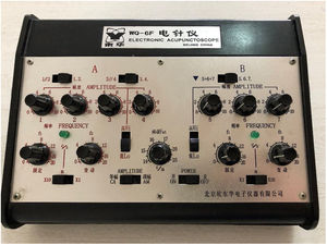 Descripción del electroestimulador. El modelo WQ-6F Electronic Acupunctoscope tiene una carga no mayor de 250Ω y una carga eléctrica de 40mA (10V). La frecuencia de pulso puede ir de 0 a 200Hz y el ancho de pulso puede ajustarse de 0,2 a 0,8ms. La fuente de alimentación es corriente continua (4,5V) insertando 3 baterías tamaño D. Cuenta con 7 salidas divididas en 2 secciones. En la sección A hay 4 salidas y en la sección B hay 3 salidas.