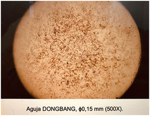 Fotomicrografía (metalografía) de la aguja para acupuntura de la marca Dong Bang, de 0,15 mm de diámetro. Fotografía 500×.