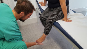 Realización del test de Shetty simulando la bipedestación en el pie afectado.