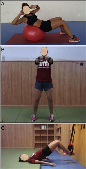 Ejercicios de estabilización realizados con material específico. A) Encorvamiento del tronco con giro (cross-crunch) sobre fitball: la utilización de superficies inestables permite retar la capacidad de estabilización del tronco durante la realización de diversos movimientos o posturas. B) Ejercicio con barra oscilante (Flexibar®): la participante hace oscilar el aparato mientras intenta mantener el raquis en posición neutra; en función de la colocación del aparato se puede incrementar la activación de unos grupos musculares u otros25. C) Puente o plancha dorsal en suspensión: la utilización de correas de suspensión (TRX®) supone el apoyo de parte del peso corporal sobre estructuras inestables, incrementando las demandas de control postural sobre el sistema motor.