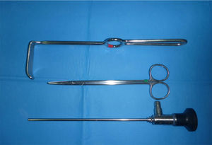 Basic tools: narrow, long branched separator, 4mm endoscopy with 0° and long curved Mezenbaum scissors.