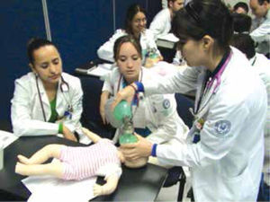 Escenario de la sesión de “cómo enseñar un procedimiento psicomotriz” del Taller “El Médico Residente como Educador”, de la Facultad de Medicina de la UNAM.