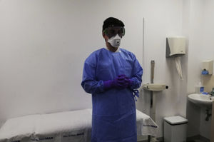If aerosols are to be produced (administration of nebulisations, mechanical ventilation, fiberoptic bronchoscopy, orotracheal intubation, aspiration of secretions, etc.), a FFP3 mask (with exhalation valve) and full protective glasses are required. It is recommended that all material be disposable. If long sleeves are not available, use the isolation gown (green) and add a plastic apron.