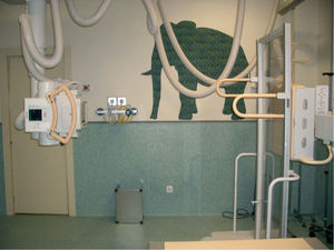 Disposición de la sala de radiología para la exploración de telemetría de extremidades inferiores. El estudio se realiza en bipedestación y la distancia tubodetector es de 250cm.