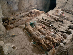 Las 18 momias del Proyecto Monthemhat en la tumbaalmacén (TT-04) en El-Asasif.