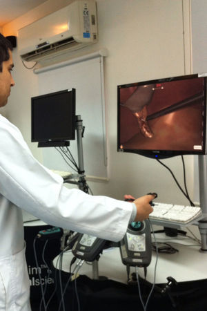 Resident training in a virtual simulator. Procedure: laparoscopic cholecystectomy.