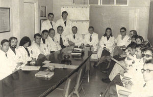 Dr. Luis Estrada with his team at the Hospital Nuestra Señora de Covadonga in the mid-1970s; on the blackboard, a diagram can be observed of the Whipple procedure. In front is Professor Enrique Martínez Rodríguez.