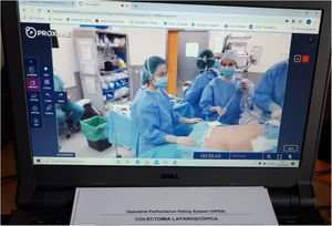 Monitor with image of a laparoscopic colectomy for the telematic evaluation of an R5 using PROXIMIE during the SARS-Cov-2 pandemic.