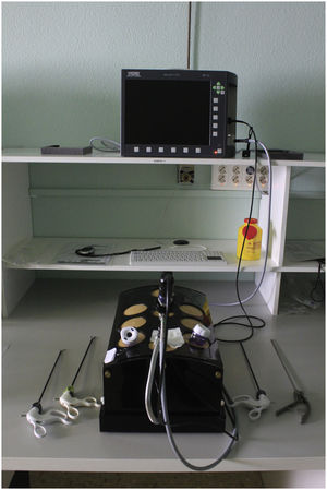 Workstation with the endotrainer and the instruments used in the exercise.