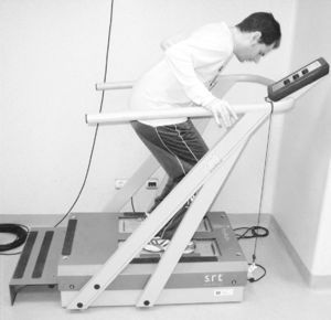 Training position of patients on the Zeptoring® vibrating platform (Scisen GmbH, Germany).