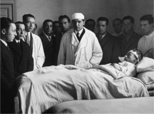 Pascual Iniesta Quintero (1908-1999), just to right of Gregorio Marañón (centre, in lab coat) doing rounds in Hospital General, circa 1929.