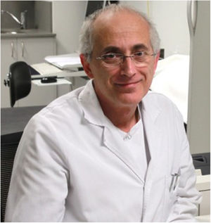 Fernando Fernández-Bañares doing one of the things he knew best: working as a clinician and researcher.