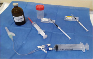 Material utilizado para el drenaje y la inyección percutánea de etanol. Abajo, jeringa de 21G, conector alargadera con 2 luces, una para drenaje y otra para inyección. A nivel intermedio de izquierda a derecha jeringa con etanol, jeringa con suero salino para lavado y jeringa con 0,5ml de lidocaína al 5%. Arriba etanol absoluto para utilización parenteral y bote estéril para depósito del líquido quístico drenado.