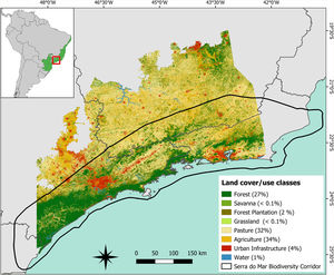 Spatial distribution of land cover and use classes in the study area (∼207,024 km2) located in the Brazilian Atlantic Forest. The figure in the upper left corner shows the location of the Atlantic Forest in the Brazilian territory and the location of the study area within the biome (in red). The area delimited by the black outline in the main figure refers to the limits of the Serra do Mar biodiversity corridor. The values ​​in parentheses indicate the percentage of the study area occupied by each land cover and use class computed using the 2018 land cover/use map provided by MapBiomas database (MapBiomas, 2019).