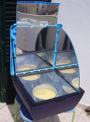 Example of a solar oven (not cork construction) (by Xuaxo [CC BY-SA 3.0 (https://creativecommons.org/licenses/by-sa/3.0) or GFDL (http://www.gnu.org/copyleft/fdl.html)], from Wikimedia Commons).