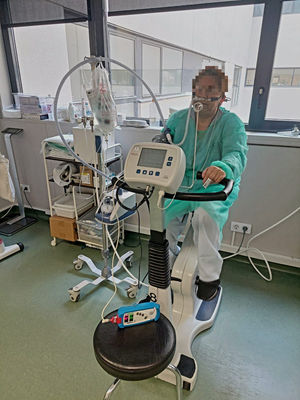 Patient with severe respiratory insufficiency secondary to diffuse interstitial lung disease, performing rehabilitation on cycloergometer, using high-flow therapy during exercise. Maintains oxygen saturation around 90% using a constant FiO2 of 0.60 despite changes in pulmonary mechanics and tachycardia, avoiding exercise-induced desaturation.