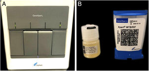 Materiais para análise pelo método Xpert MTB/RIF®. (A) Aparelho Gene Xpert® que analisa as amostras. (B) Solução tampão para tratamento da amostra e cartucho para contenção do material e reagentes a serem processados no aparelho.