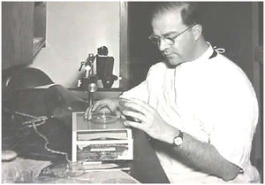 Frederic Edward Mohs – Universidade de Wisconsin (1936*). *Frederic Mohs realizando o procedimento de “quimiocirurgia” (cirurgia micrográfica). Fonte: Skin Cancer Foundation.69.