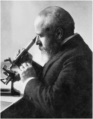 Paul Gerson Unna em seu microscópio, final do século XIX. Fonte: Paul Gerson Unna – U.S. National Library of Medicine.46
