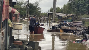 Inundação, esgoto e lixo na cidade de Novo Hamburgo, por arroio local. Fotografia de Simone Feltes.