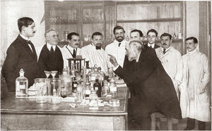 Cajal and his disciples. Photography published in La Esfera 1915, Number 56, 24 January 2015. From right to left: Gonzalo Rodriguez Lafora; Domingo Sánchez Sánchez; José Miguel Sacristan; Miguel Gayarre Espinel; Nicolas Achucarro Lund; Santiago Ramon y Cajal; Luis Rodriguez Illera; Juan de Dios Sacristan; Tomás Garcia de la Torre (concierge); Jerónimo (lab assistant). https://arhipa.org/fotos/Cajal-y-discipulos-1915.jpg.
